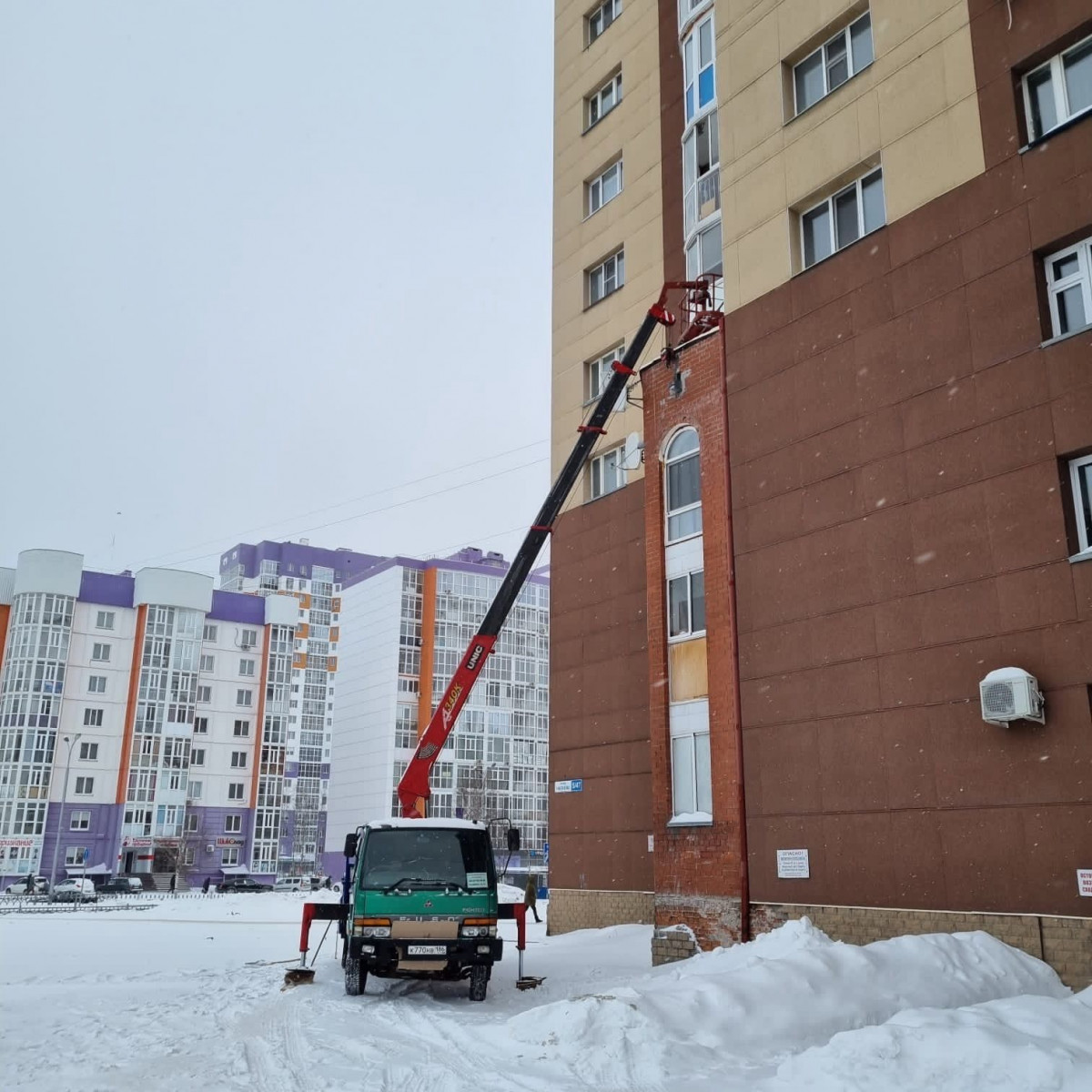 Разгрузка машины автокраном со стропальщиками в Сургуте недорого